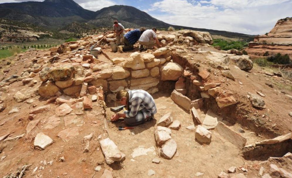 Arqueólogos trabajan en el Parque Nacional Mesa Verde.