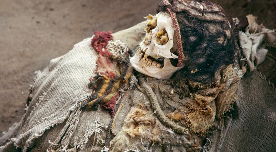 Hallan ocho momias y objetos preincaicos en Perú
