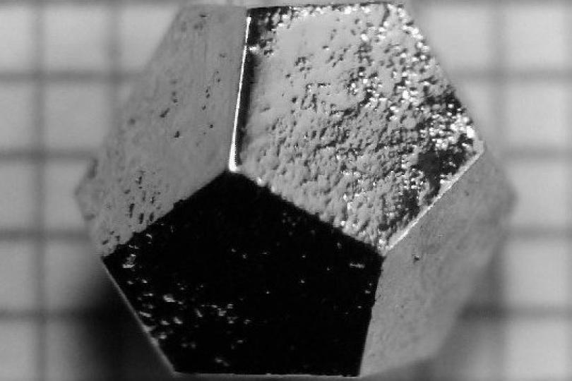 Encuentran un extraño cristal incrustado en un meteorito-0